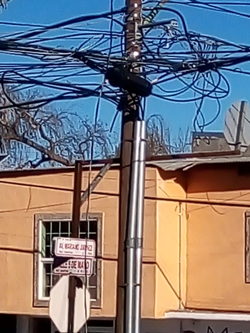 Derrumban nuevamente cables de electricidad en la Mariano Jiménez