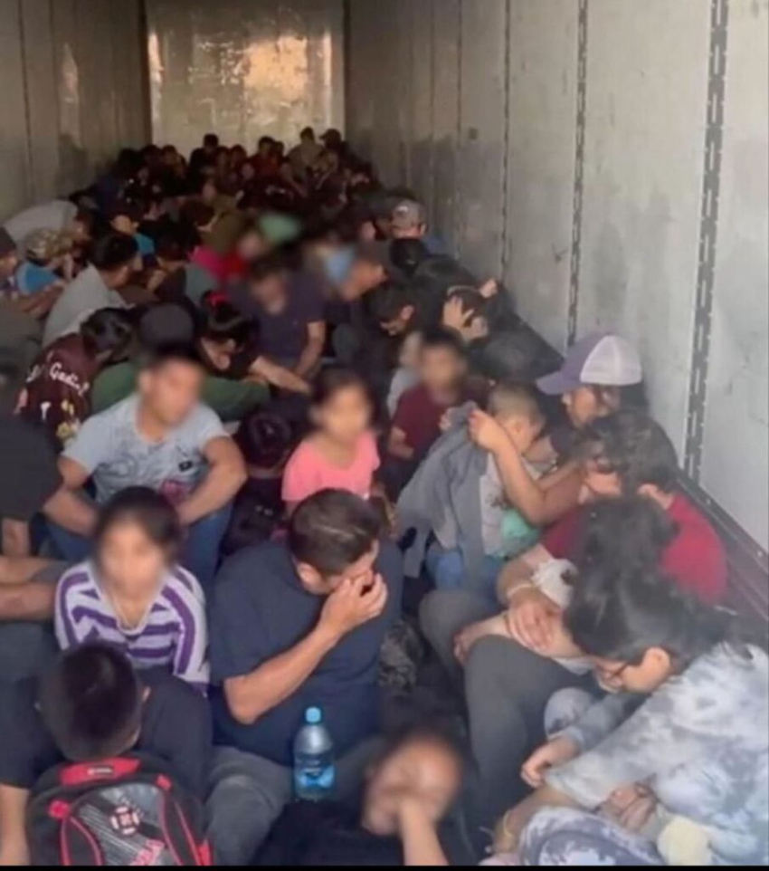 Detienen tráiler,  transportaba 139 migrantes centroamericanos