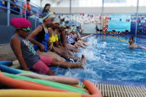 Ni&ntilde;os de la gran Familia de Gregory visitan la alberca del polideportivo