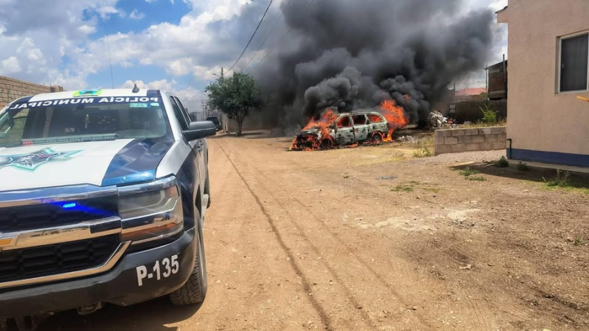 Queman vehículo en la Lazaro Cardenas