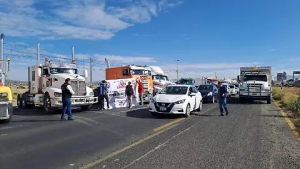 Contin&uacute;a el bloqueo de transportistas, hoy podr&iacute;a solucionarse