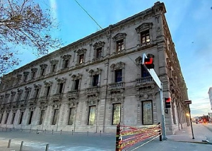 Hoy por la madrugada retiran vallas met&aacute;licas del palacio de gobierno