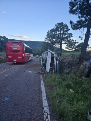 Reportan aparatosa volcadura en San Juanito
