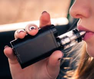 Orienta D.A.R.E. a j&oacute;venes sobre el vapeo