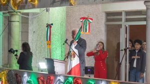 Alcalde da el grito ante miles de Cuauhtemenses