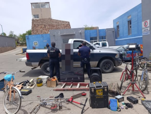 Descubren a ladr&oacute;n y sale huyendo dejando lo robado