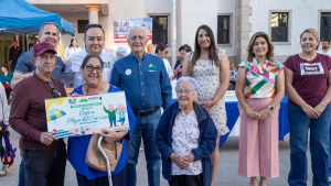 Abuelos celebran su d&iacute;a con baile y regalos