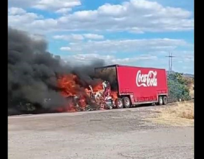 Delincuentes queman camión de Coca Cola
