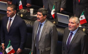Pese a orden de aprehensi&oacute;n, Javier Corral toma protesta como senador