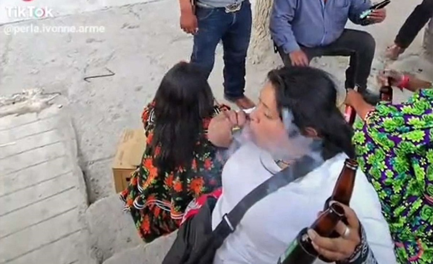 Repudian invitación de mujer rarámuri a usar vaper con marihuana