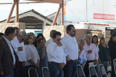 Se hincan ganadores para pedir lluvia