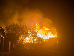 Se incendia aserradero, se intoxican polic&iacute;as municipales