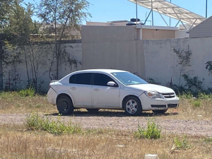 Polic&iacute;as recuperan auto robado