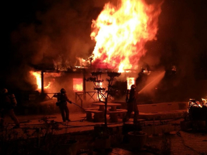 Incendian casa y 2 veh&iacute;culos en Madera