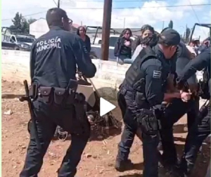 Agresi&oacute;n a polic&iacute;as concluy&oacute; en detenci&oacute;n de tres.