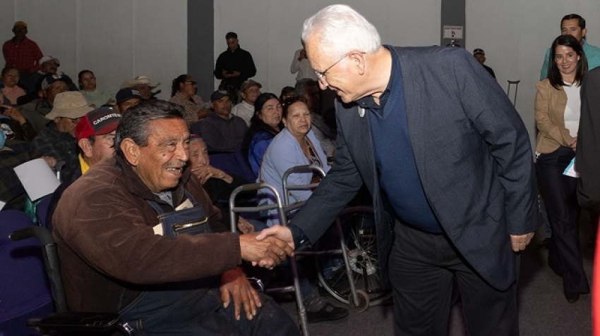 Entregan apoyos económicos a discapacitados y adultos mayores, en Cuauhtémoc