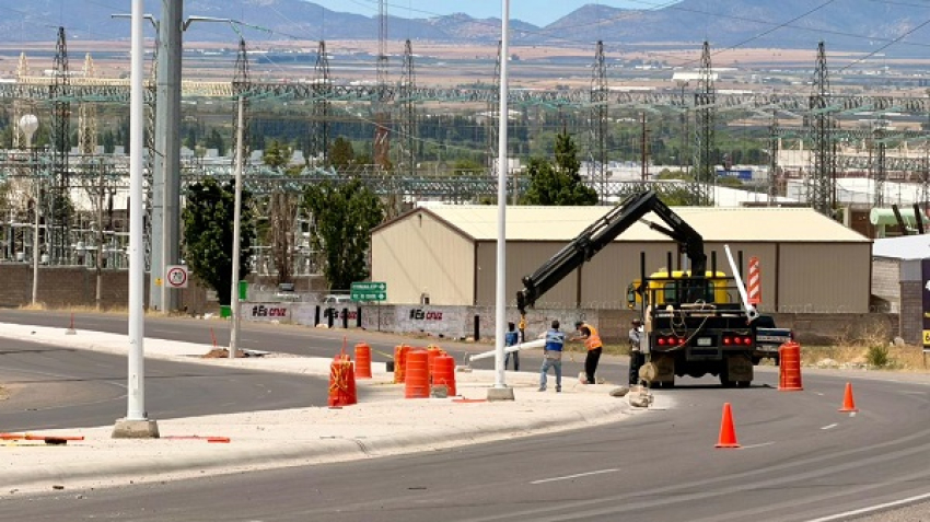 Por concluir proyecto de alumbrado rumbo a la UACJ  casi concluye