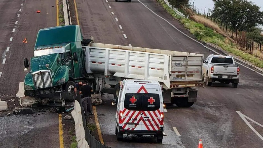 Trailer derrapa en la carretera Cuauhtémoc-Chihuahua