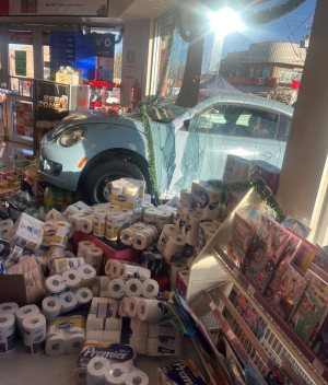 Se impacta mujer en su veh&iacute;culo en una tienda de conveniencia