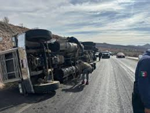Se vuelca tr&aacute;iler en la carretera An&aacute;huac-Tacuba