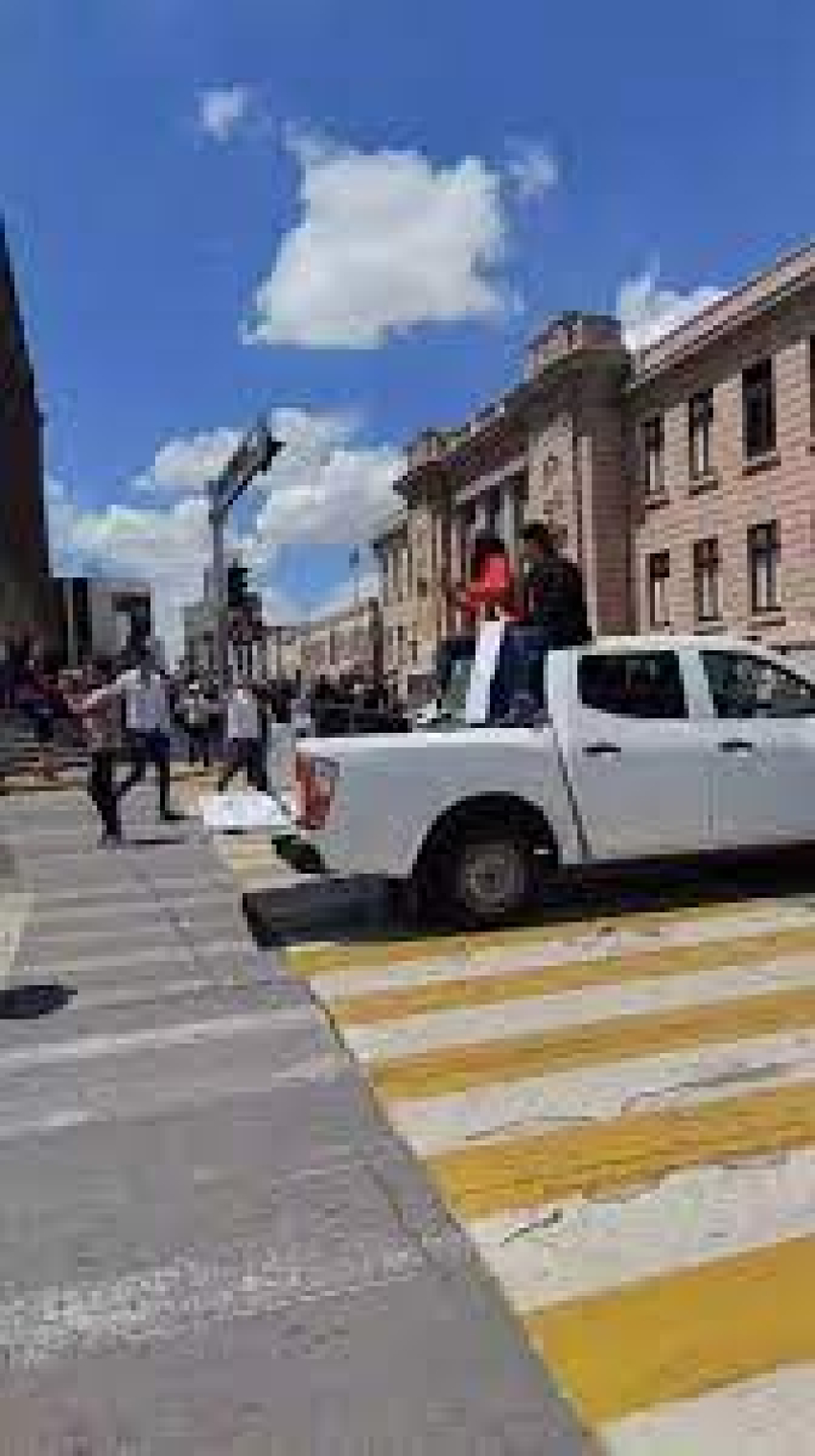 Suman cuatro d&iacute;as de plant&oacute;n frente al Gobierno