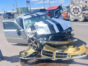 Un herido y cuantiosos da&ntilde;os en choque en el corredor comercial
