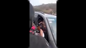 Delincuentes interceptan a sujeto y le quitan su veh&iacute;culo