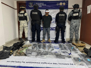 Asegura SSPE a sujeto armado y arsenal en el municipio de Ojinaga