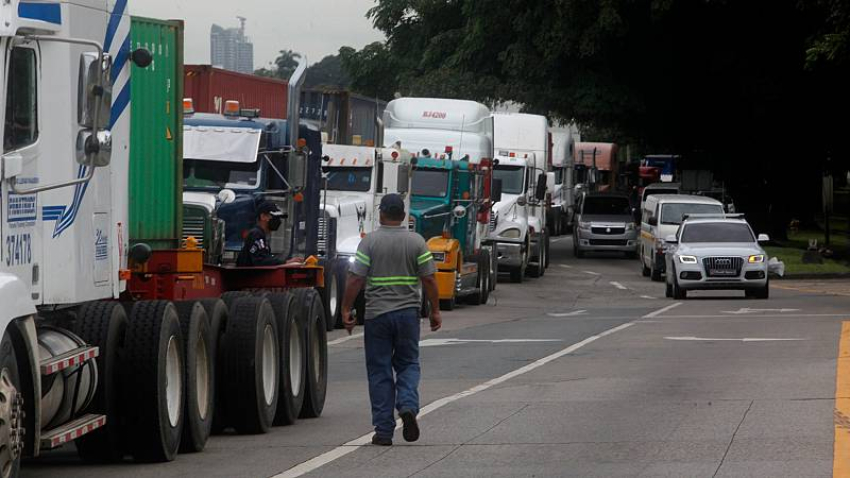 Abren carretera Delicias-Chihuahua transportistas inconformes