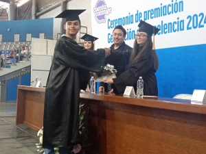Reconocen alumnos de excelencia en el poliforo