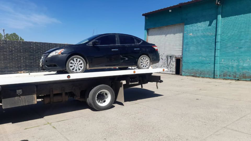 Aseguran vehículo baleado en la Reforma
