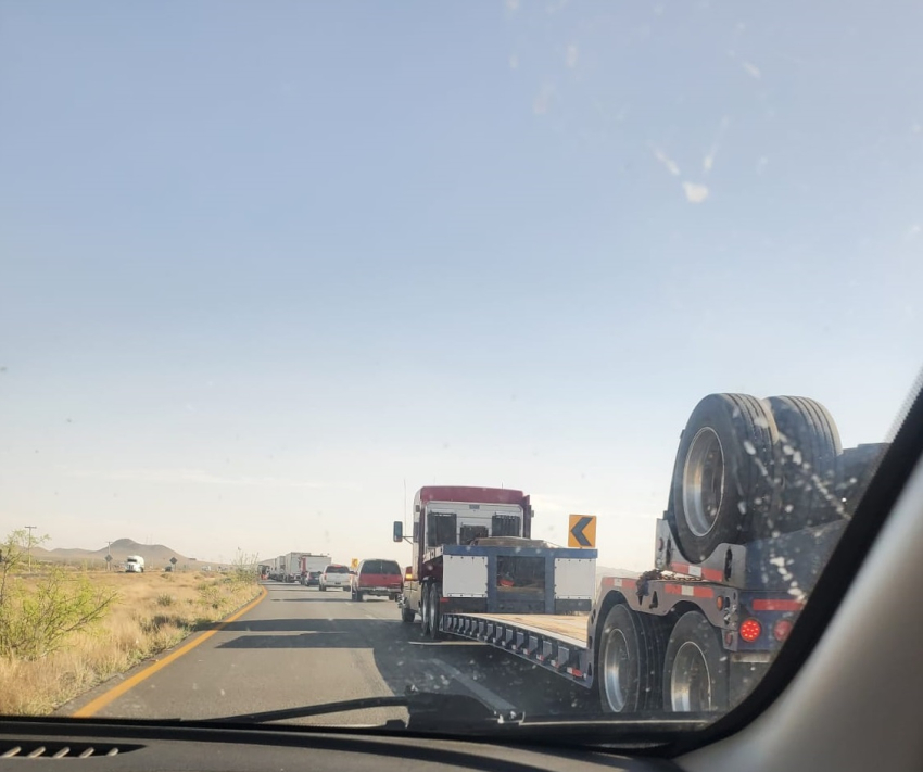 Largas filas causan molestias en la carretera  Chihuahua-Juárez