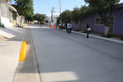 Entregan avenida pavimentada en colonia del PRI