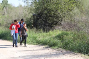 Congresistas hispanos piden investigaci&oacute;n sobre separaciones de familias migrantes en TEXAS