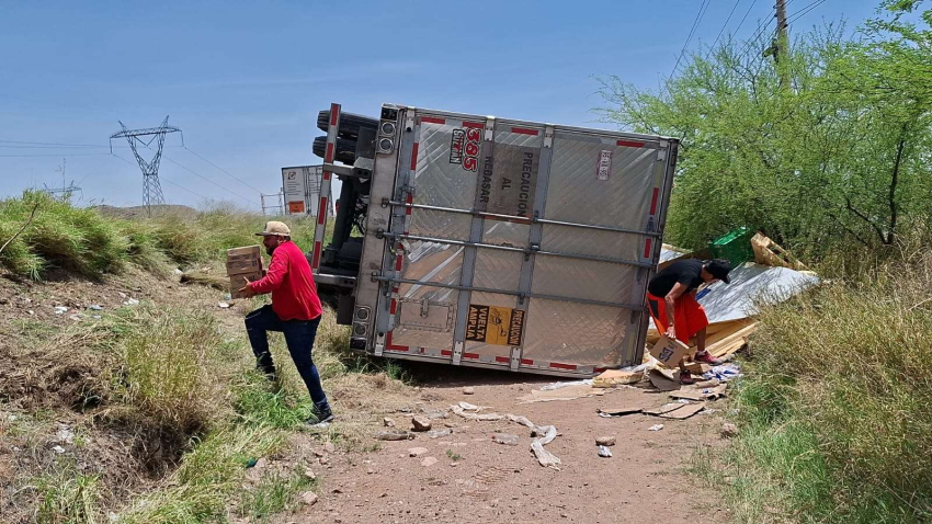 Vuelca tráiler con alimentos, vergonzoso actos de rapiña