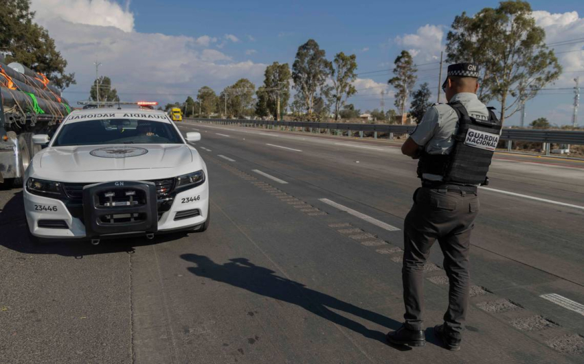 Dejan 3 encobijados en la carretera a Cuauhtémoc