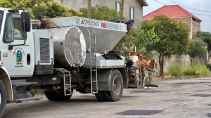 Trabaja obras p&uacute;blicas en bacheo