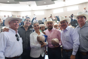 Refrenda Maru respaldo a ganaderos  de Chihuahua