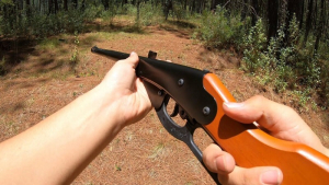 Hieren a ni&ntilde;o menonita con rifle de postas