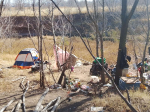 Encuentran sin vida a joven en campamento