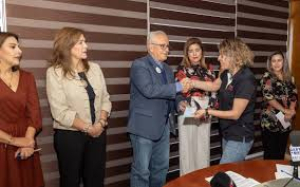 Entregan nuevamente microcr&eacute;ditos a emprendedores
