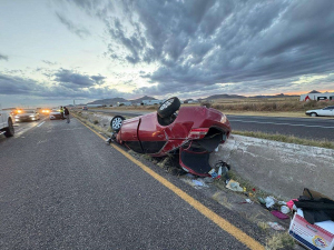 Aparatosa volcadura en la carretera Cuauht&eacute;moc-Chihuahua