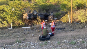 Se vuelca norteamericano en la carretera a Cuauht&eacute;moc