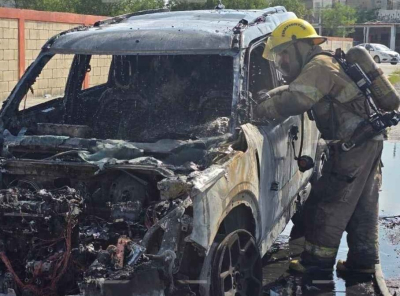 Malandros incendian vehículo en la Emiliano Zapata