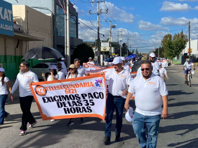 Desfilan más de 2 mil maestros de la Sección 42 en la capital