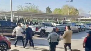 Agreden nuevamente a Javier Corral en aeropuerto