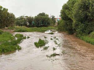Lluvia provoca caos, registran arrastre de un vehicul&oacute;