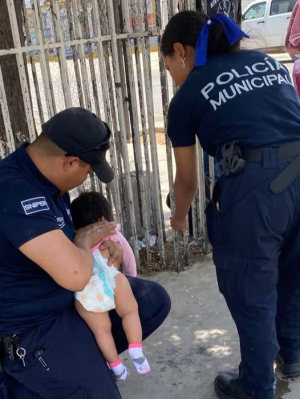 Se desvanece bebe en brazos de su madre, polic&iacute;as lo salvan