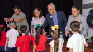 Felicitan a 800 estudiantes del programa D.A.R.E.