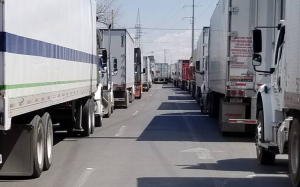 Una vez m&aacute;s,  traileros denuncian abusos de elementos de la Guardia nacional en carreteras